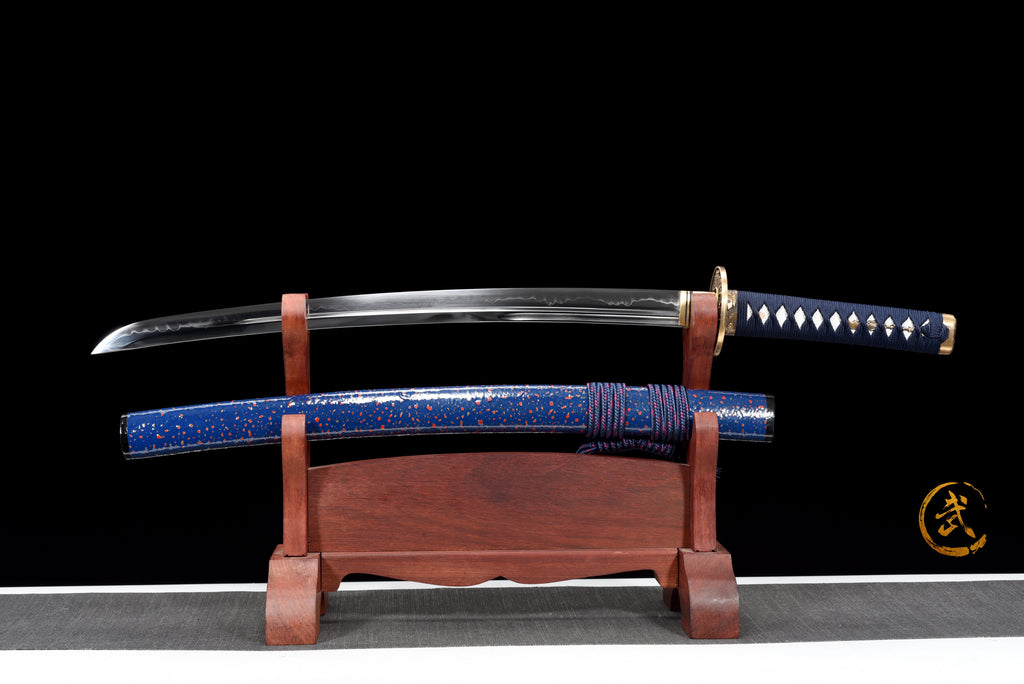 Handgefertigtes Full-Tang-Wakizashi-Schwert, Klinge aus T10-Kohlenstoffstahl, differenziell gehärtet, blau gepunktete Scheide – 79 cm, echtes Katana-Schwert