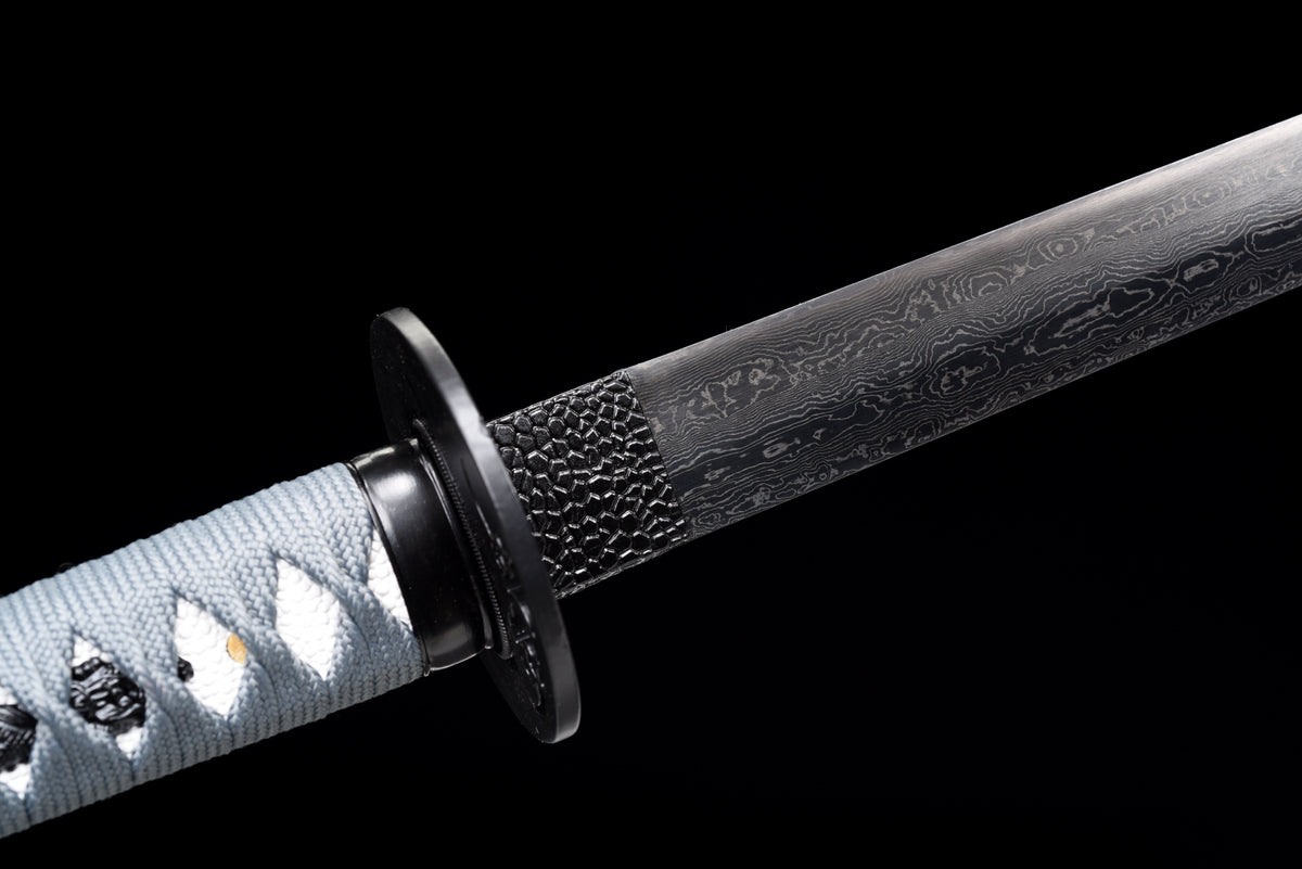 Handgefertigtes Ninjato-Schwert, schwarzer Damaszenerstahl, Full Tang, Scheide mit weißem Aufdruck, graues Griffband, weiße Rochenhaut – 104 cm, echtes Katana-Schwert
