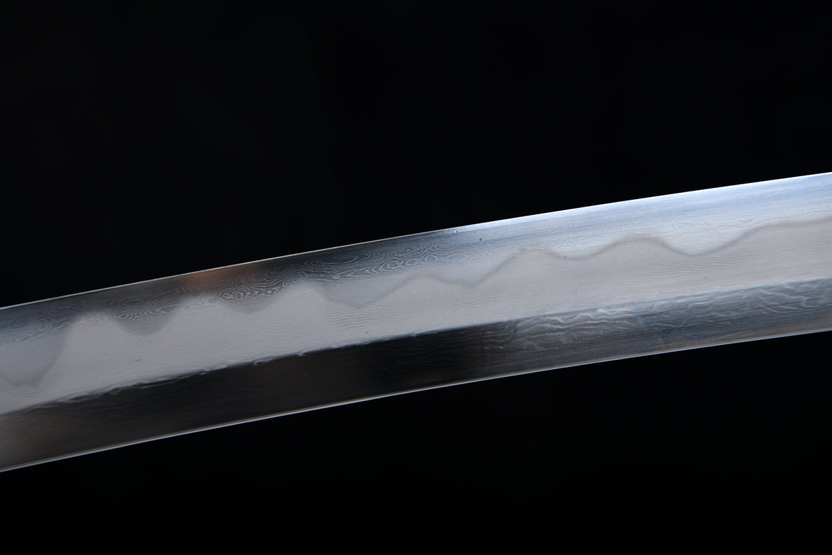 Handgefertigtes, 104 cm langes Kampfschwert aus gemustertem, geschmiedetem Stahl – Damast-Stil – Oda Nobunaga Schwert (umgekehrte Griffmontage) Tachi